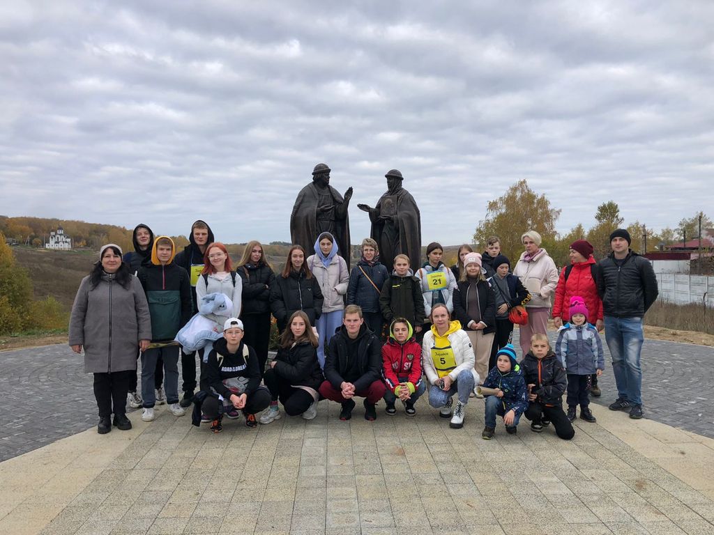 У памятник святым князьям Петру и Февронии в Протекино