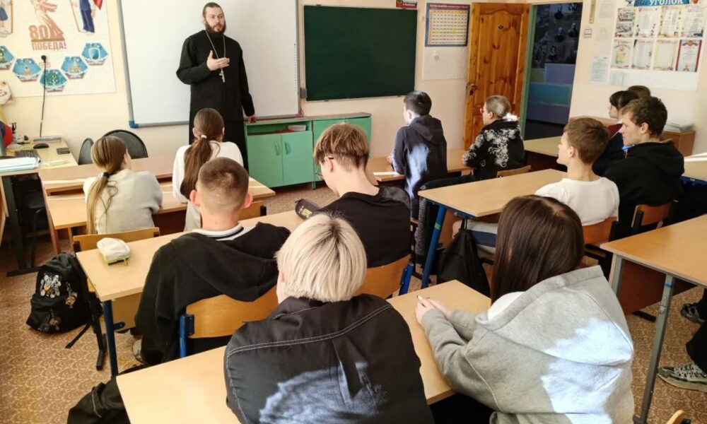 Встреча священника со школьниками